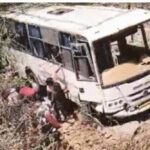 🟥 200 फीट गहरी खाई में गिरी बस, दो महिलाओं की मौत; कपड़ों से बनाई रस्सी, कंधों पर उठाकर बचाए घायल