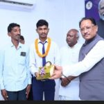 📰 सीएम विष्णुदेव साय ने मेधावी छात्रों को किया सम्मानित, कहा – “हौसला बुलंद रहना चाहिए”