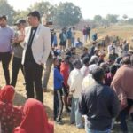 जमीन सीमांकन पर बवाल, RI और पटवारी को 2 घंटे तक बनाया बंधक; 4 ग्रामीणों पर FIR
