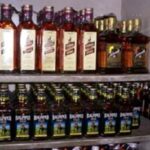 राशन दुकान की आड़ में चल रहा था अवैध शराब कारोबार, पुलिस ने मारा छापा
