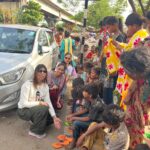 भीषण गर्मी में जरूरतमंदों के लिए मददगार बना कनिष्का फाउंडेशन, बच्चों को बांटे कपड़े और चप्पल