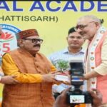 रायपुर में केंद्रीय मंत्री गिरिराज सिंह ने शिक्षाविद् आचार्य सुरेंद्र प्रताप सिंह का किया सम्मान